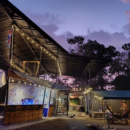 Shipwrecked Hostel ウビタ エクステリア 写真