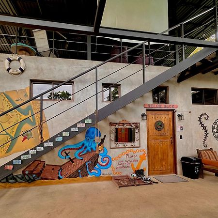 Shipwrecked Hostel ウビタ エクステリア 写真