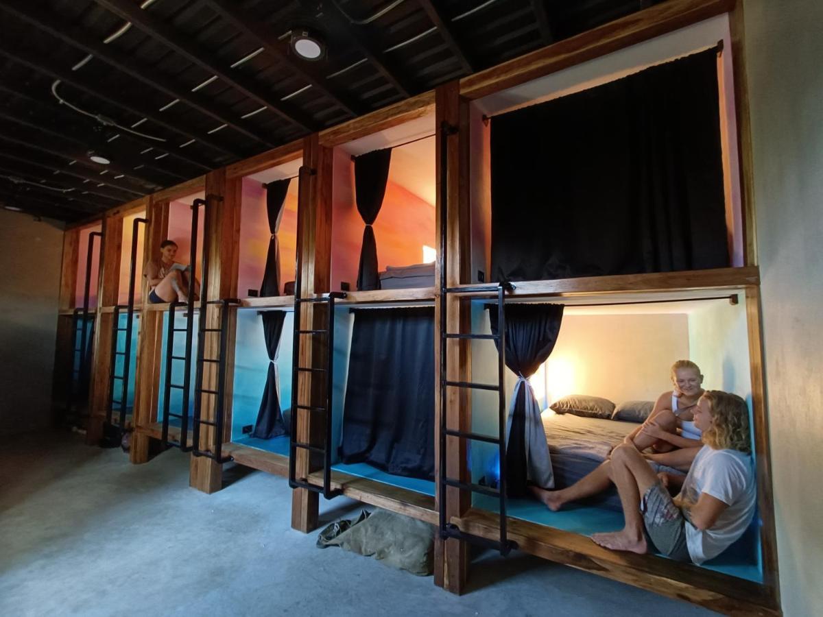 Shipwrecked Hostel ウビタ エクステリア 写真