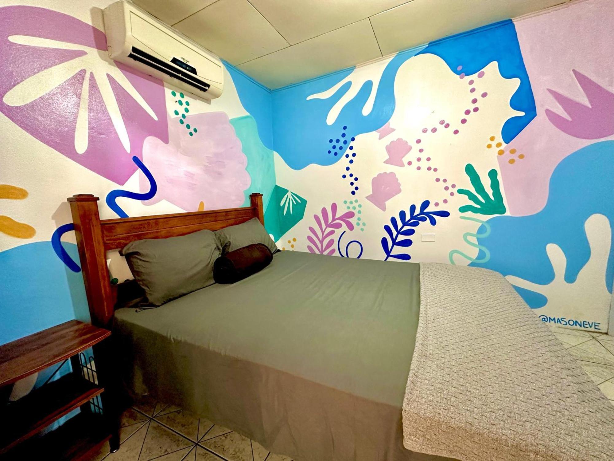 Shipwrecked Hostel ウビタ エクステリア 写真