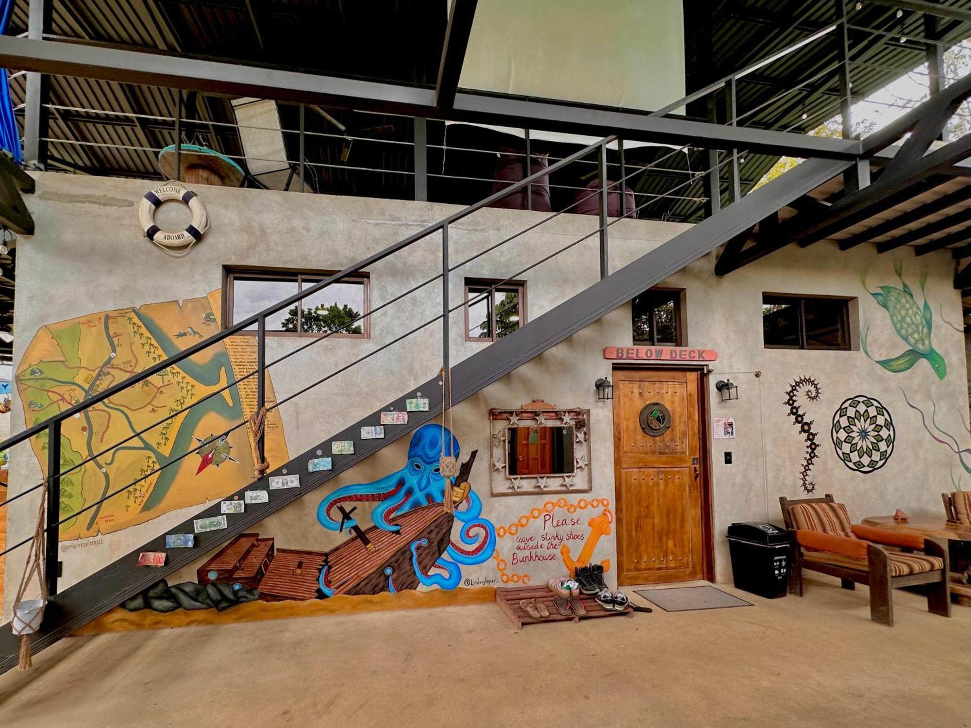 Shipwrecked Hostel ウビタ エクステリア 写真